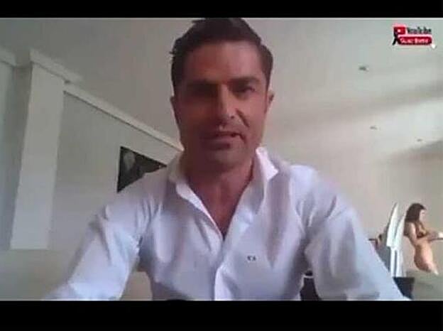 Esta es la imagen del directo de Merlos en la que se ve a una mujer semidesnuda al fondo.