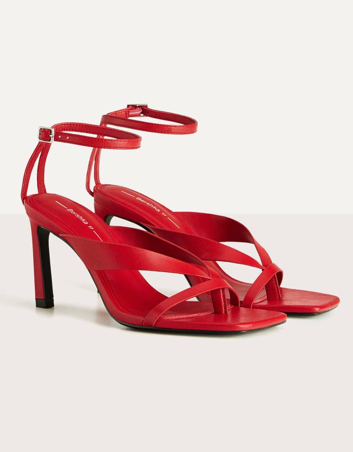 De tacón más fino, en rojo, sandalias de Bershka (25,99 euros):