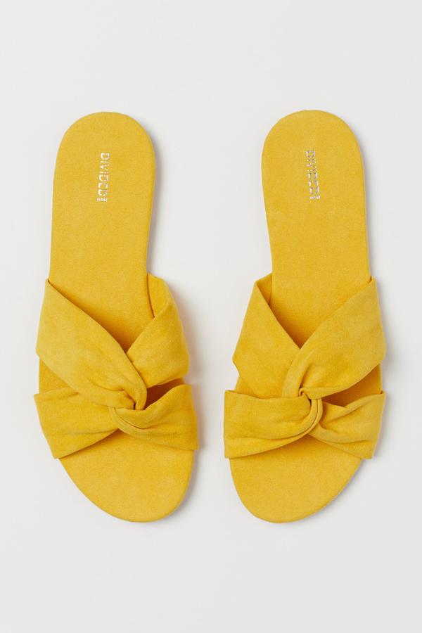 Planas, con un nudo en la pala y en tejido de antelina, de H&M (9,99 euros):