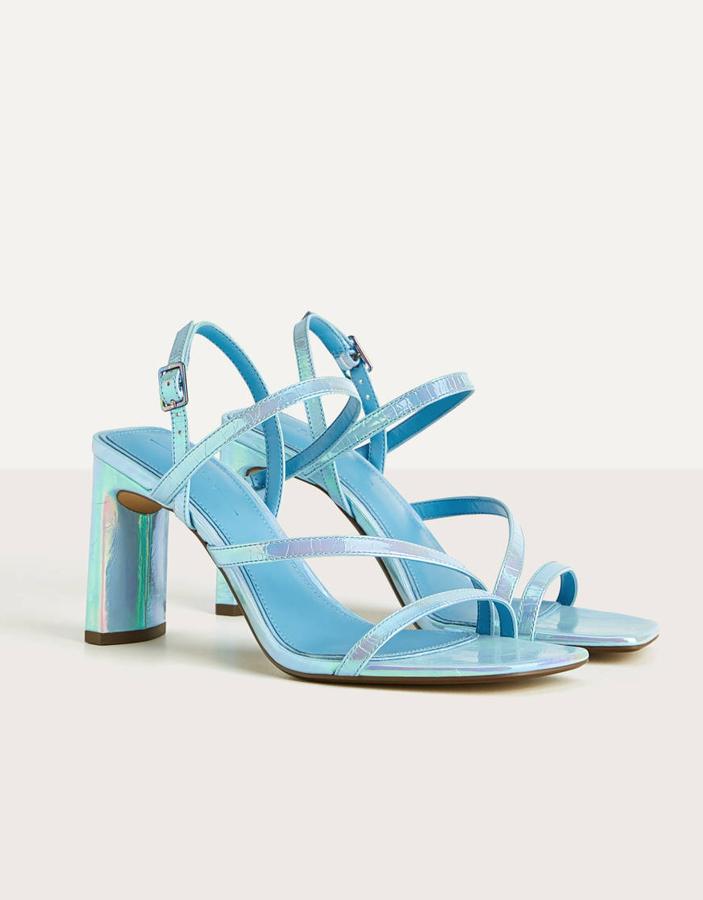 Metalizadas y de tacón alto y ancho, de Bershka (22,99 euros):