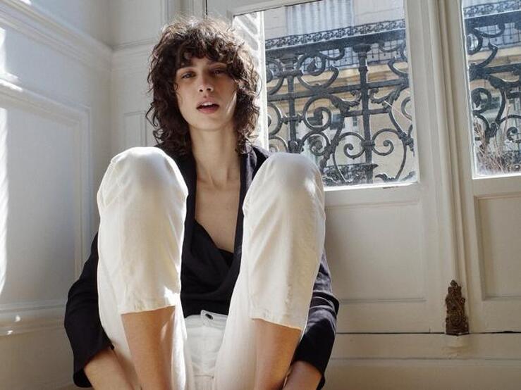 Fotos: Los 10 vaqueros anchos (y estrechos) de diseño cómodo que sí son para estar en casa