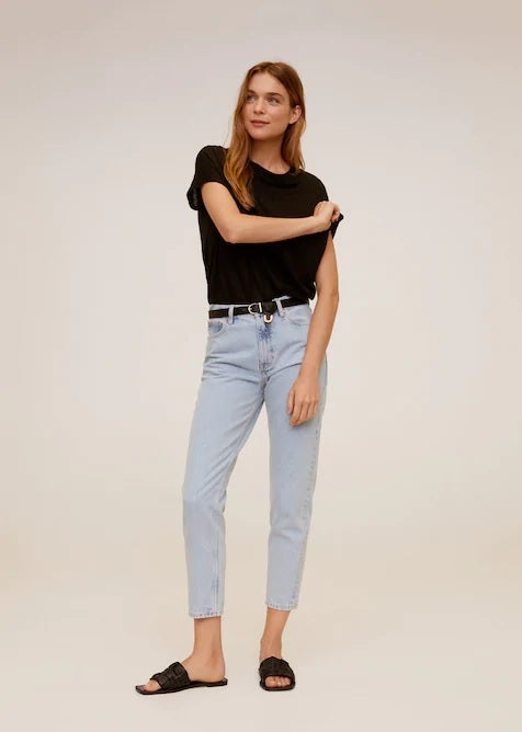 Los míticos mom fit ya forman parte del armario de cualquier fashionista. Te los vas a poner en casa pero también los vas a sacar partido allá donde vayas. Pura versatilidad. (23,99 euros).