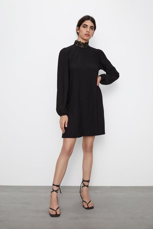 Vestido de manga larga de cuello alto y detalle de encaje, de Zara, (19,95 euros).