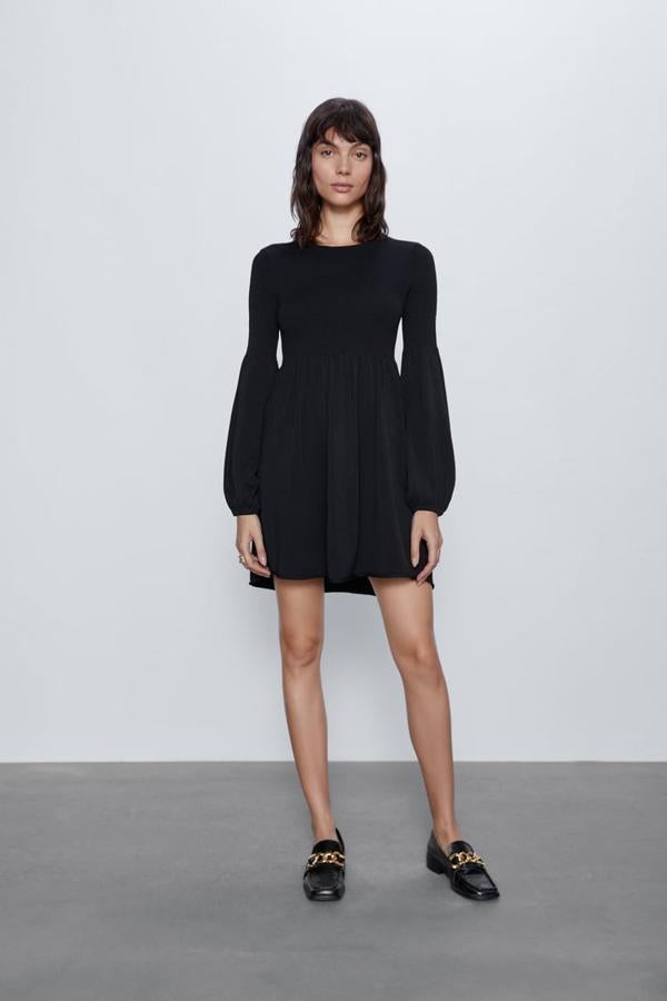 Mini vestido negro ajustado y manga larga de Zara, (25,95 euros).
