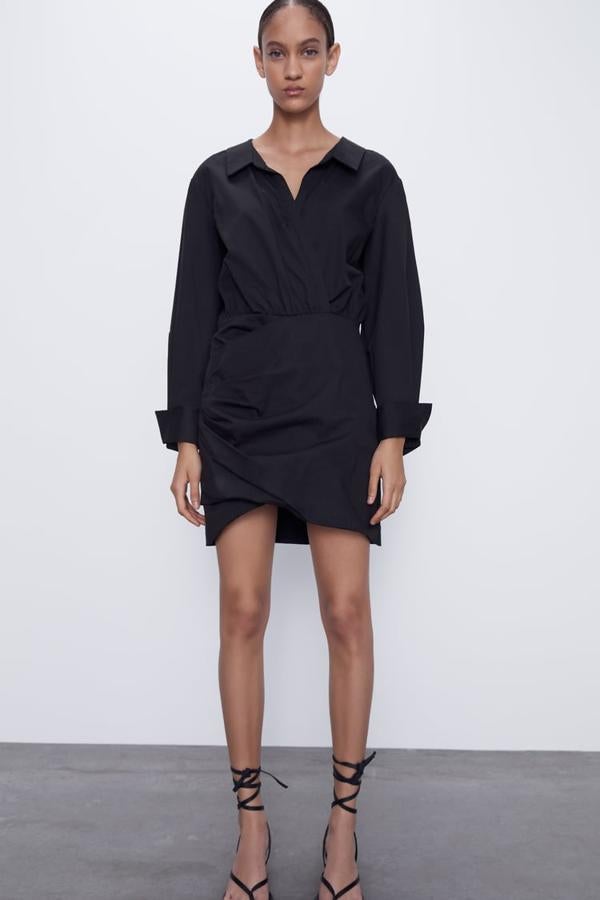 Vestido negro mini con cuello camisero, de Zara, (29,95 euros).