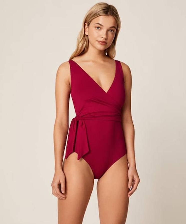 Bañador en color vino con lazada en la cintura y escote pico, de Oysho, (35,99 euros).