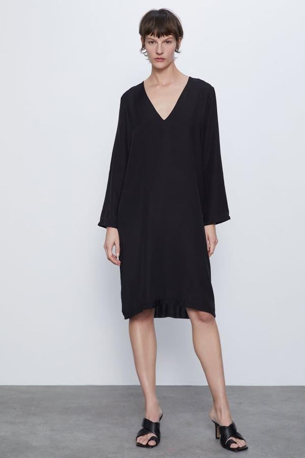 Vestido de manga larga de estilo túnica, de Zara, (25,95 euros).
