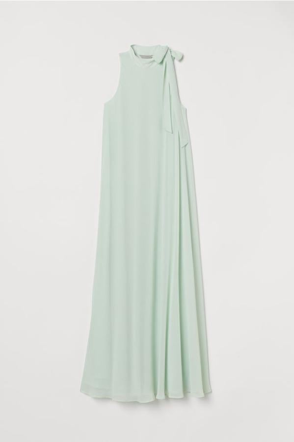 Vestido de gasa y lazada en el cuello de H&M, (69,99 euros).