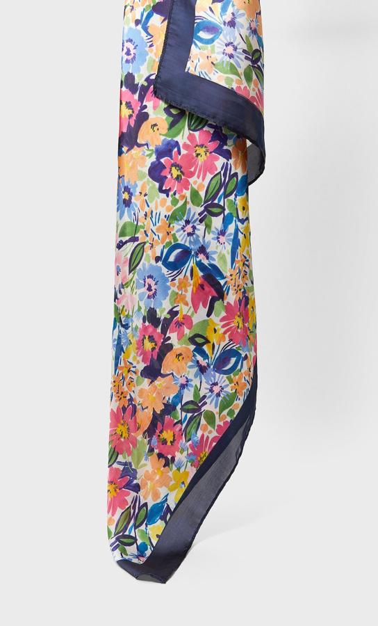 Otra de las propuestas de Stradivarius es este estampado florido en tonos azules. De 9,99 euros ha pasado a costar 4,99 euros.