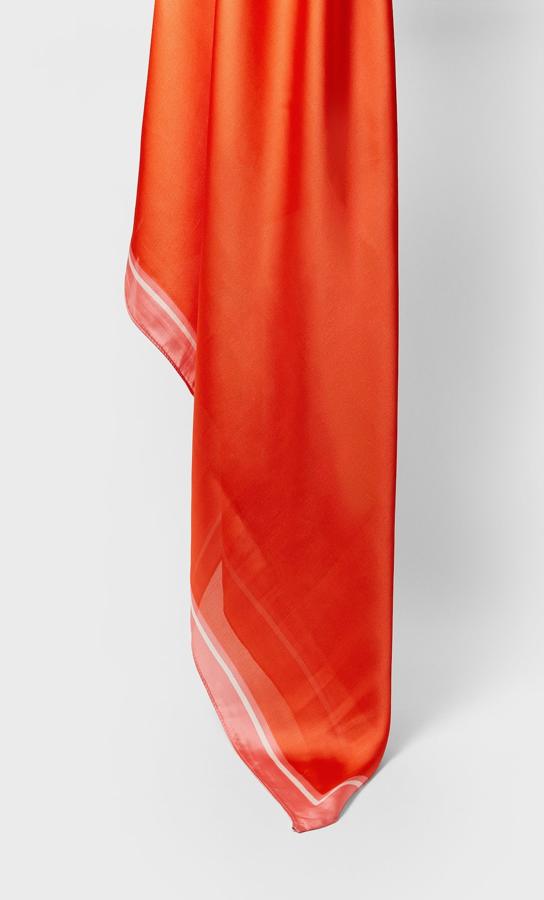 En naranja y rojo, este pañuelo liso de Stradivarius es ideal para combinar con tu calzado en los mismos tonos, o darle un toque de color a tus looks total White. De 9,99 euros ha pasado a costar 4,99 euros.