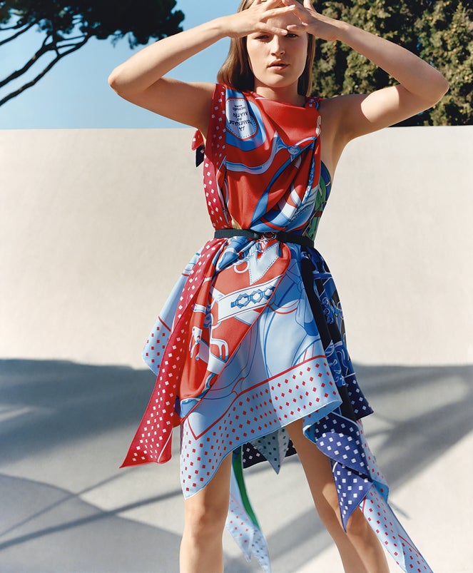 Este vestido está hecho con cuatro pañuelos de 140 centímetros. Se colocan dos por ambos costados, a modo de vestido palabra de honor, y se anudan o enganchan con imperdibles. Después se cubren con uno delantero y otro por la espalda. Con pañuelos de diferentes tamaños se consiguen bajos más asimétricos.