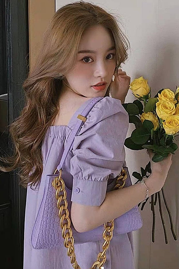 Una melena con subtonoes ceniza y el corte a capas que es tendencia en Corea.