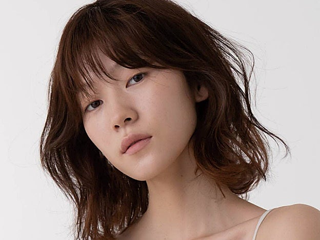 La permanente natural ligeramente ondulada que es tendencia en las peluquerías de Corea del Sur.