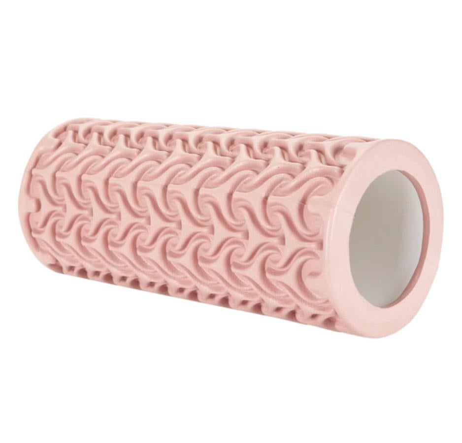 El  rodillo de estiramiento de foam  es perfecto para estiramientos post entreno y para trabajar sobre músculos tensos y fatigados. También te puede ayudar para realizar determinados ejercicios (El Corte Inglés/19, 95 euros).