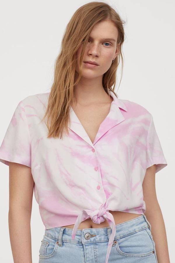 No hay nada más veraniego que una camisa anudada a la cintura y esta de H&M es ideal para las que pueden presumir de figura. En tejido de viscosa, con cuello abierto y diseño cropped, tiene un precio de 12,99 euros y está disponible entre las tallas 32 y 42.