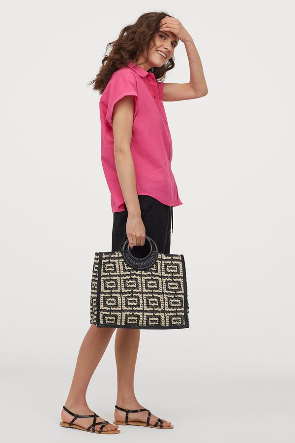 El tejido estrella del verano, el lino, también ha llegado a las camisas, y esta de diseño amplio con canesú en la espalda y manga corta con dobladillo es de H&M. Disponible en color cereza, beige y blanco, cuesta 19,99 euros y solo queda en las tallas 36, 38 y 40.