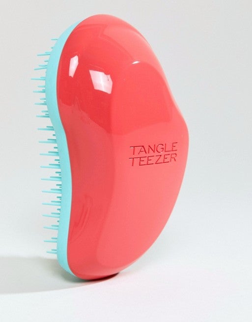 Es el cepillo favorito del estilista de confianza de Jennifer López porque desenreda con facilidad, controla el encrespamiento y no daña las fibras capilares. Un best seller de venta en Asos de la firma  Tangle Teezer (16,99 euros)  con el que ya podemos saborear el verano.