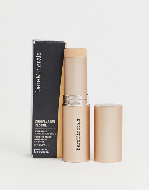 Cambia tu rutina de maquillaje habitual con esta  barra de maquillaje hidratante Complexion Rescue de bareMinerals . (40,99 euros). Su agua de mar volcánica rica en minerales mejora la hidratación de la piel y la mantiene. Contiene FPS 25. Ilumina. Protege al rostro de daños medioambientales, de metales pesados y de la dichosa luz azul. Sobran los motivos.