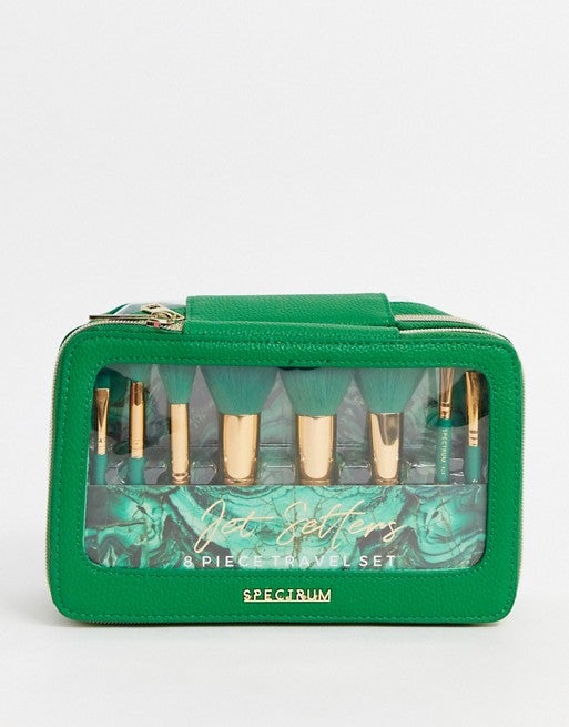 Que no se te escape ni un detalle en tu maquillaje. Ficha este set completo de ocho modelos de  brochas y pinceles Malachite Jet Setter de Spectrum . (69,99 euros). En Asos.