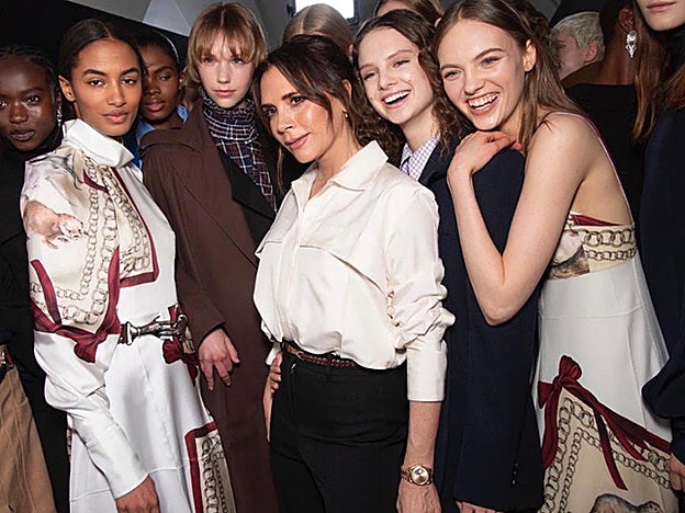 Un look típico de Victoria Beckham con un básico clásico: la camisa blanca.