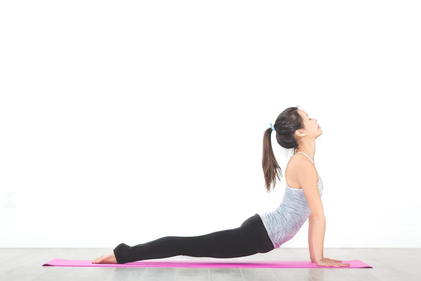 Es una de las posturas más básicas del yoga. Se comienza tumbada boca abajo en el suelo con la frente apoyada, con las palmas debajo de los hombros. Al inspirar sube cabeza, pecho y abdomen. Estimula los abdominales, fortalece la espalda y reafirma los glúteos.