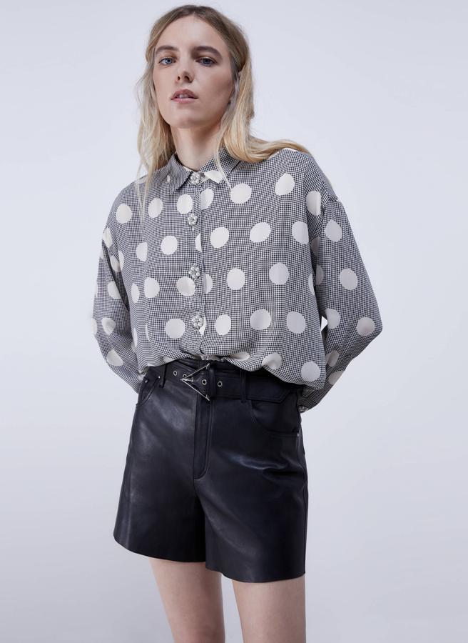 Blusa de lunares y cuadros con botones joya, de los Special Prices de Uterqüe (55,30 euros).