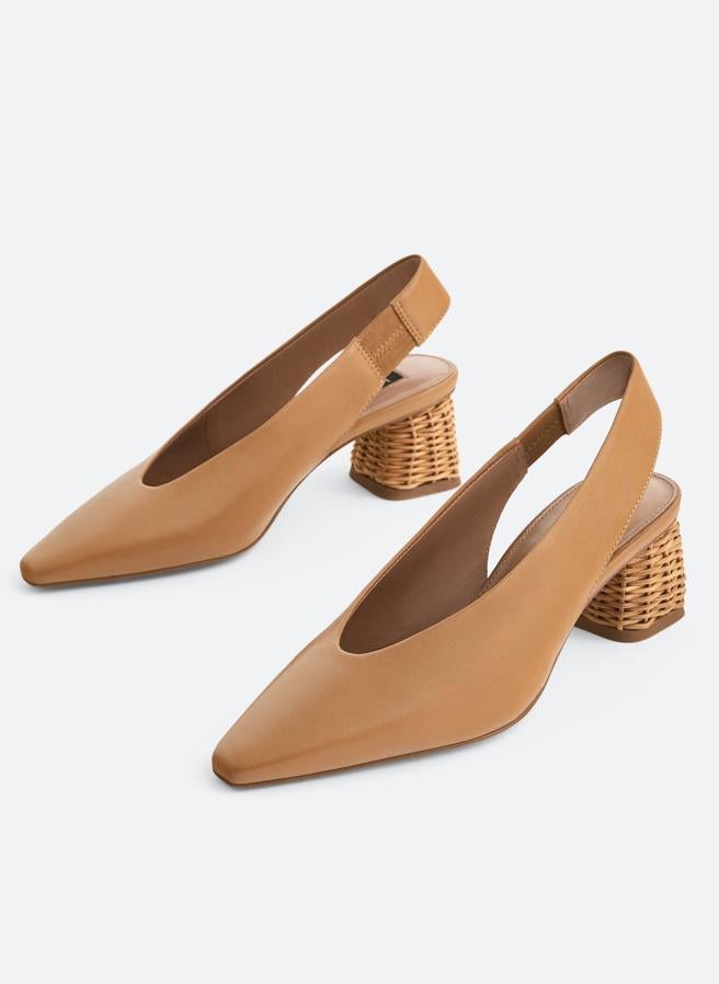 Zapatos destalonados con el tacón de mimbre, de los Special Prices de Uterqüe (62,30 euros):