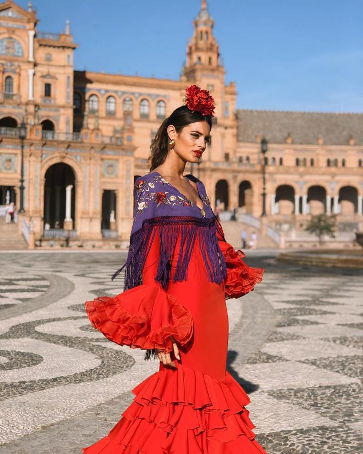 Susana Molina de rojo y morado.