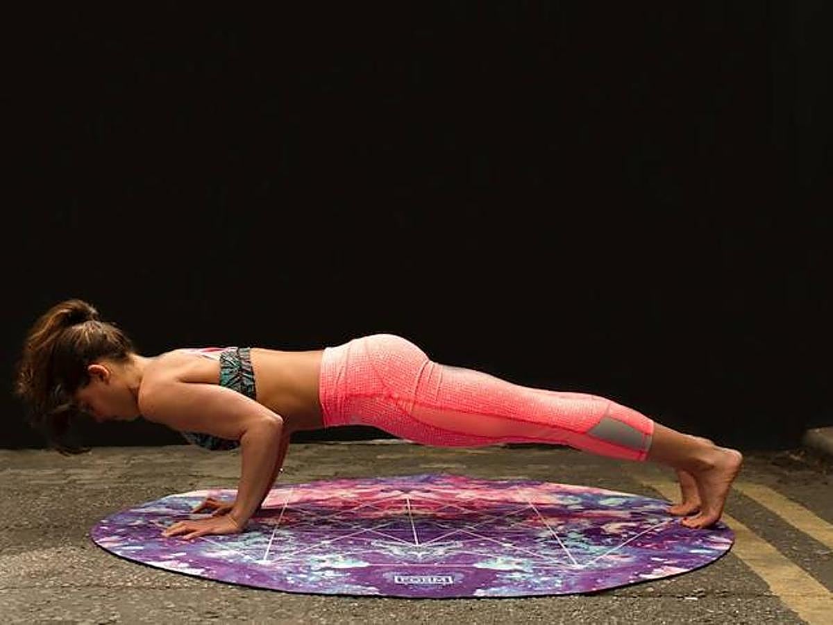 La postura de la tabla es una de las más eficaces y que mejor trabaja la zona abdominal. Es otra de las asanas que te hará sudar, y de lo lindo. Comienza tumbada boca abajo y coloca tus manos a la altura de los hombros y elva tu cuerpo a modo de tabla. Cuanto más aguantes es esta posición más ejercitarás tus músculos del abdomen. Como sabes, para principiantes mejor comenzar por 30 segundos.