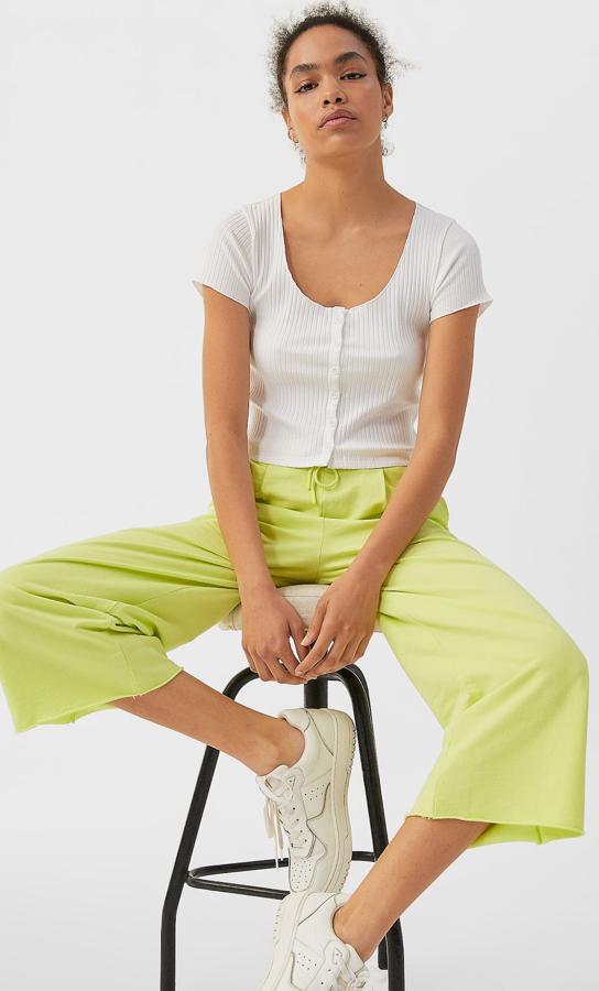 Sabemos que llevamos muchas semanas en chándal, o pijama, pero no hemos podido resistirnos al color y a la comodidad de este pantalón culotte de felpa fina de Stradivarius. Cuesta 15,99 euros y está disponible entre las tallas XS y L.