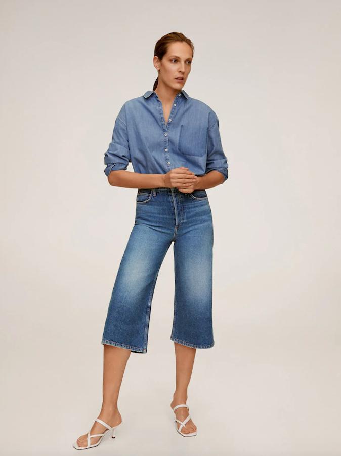 Si has dedicado parte de tu tiempo a la depilación estás de enhorabuena, porque podrás salir a la calle a lucir piernas. Y una de las propuestas más originales para hacerlo son estas bermudas vaqueras de Mango que pertenecen a su última colección sostenible. Cuestan 29,99 euros y están disponibles entre las tallas 32 y 42.