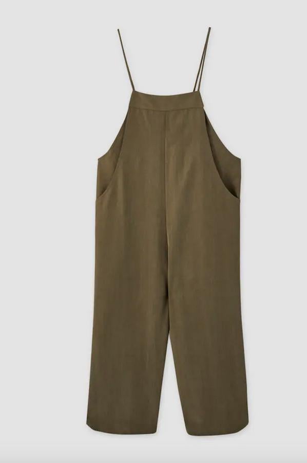 Con este peto largo de Bershka que viene con detalle de aberturas en el bajo solo te hará falta una camiseta para salir a la calle. Con tirantes finos y escote cuadrado, pertenece a la colección sostenible de la firma y cuesta 29,99 euros. Está disponible entre las tallas XS y L.