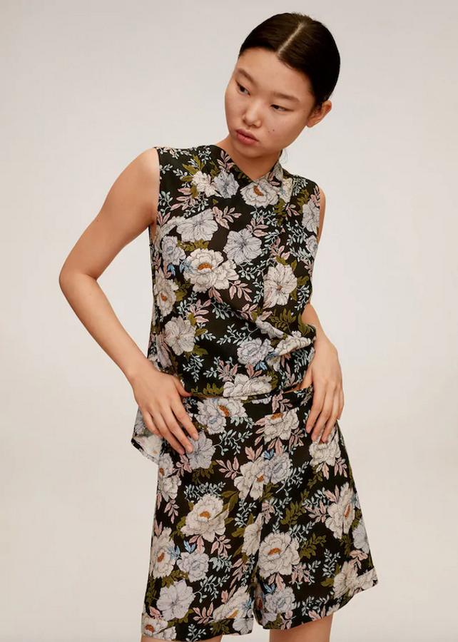 Como el primer paseo de la cuarentena va a coincidir con el regreso del buen tiempo no hemos podido evitar incluir en esta selección estos bonitos shorts de Mango que solo se pueden comprar en la web. Con cintura elástica y bajo con vuelta, cuesta 25,99 euros y está disponible en las tallas S, M y L.