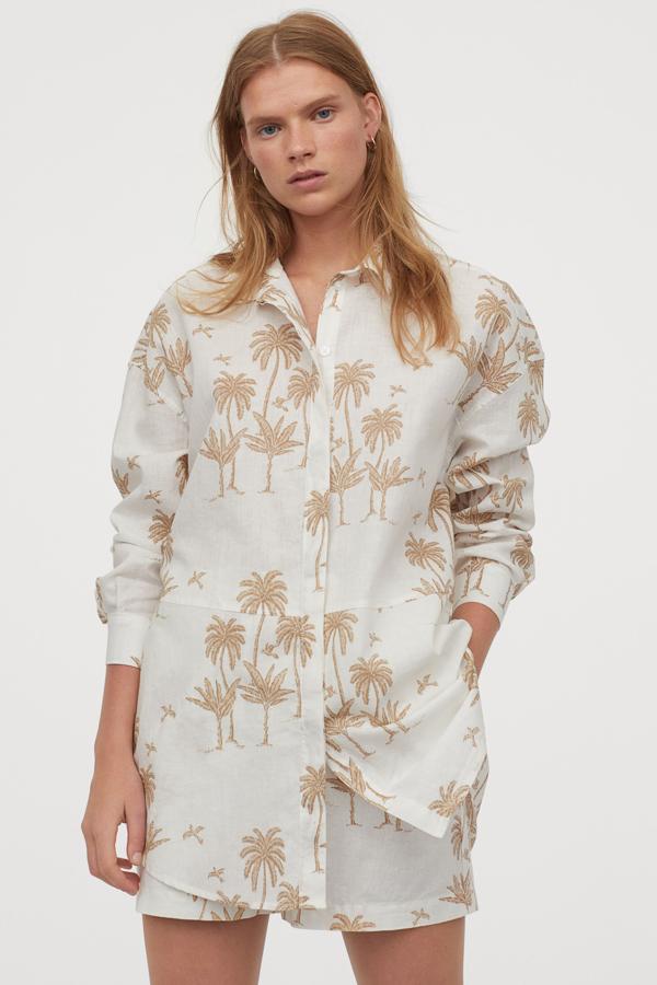 Camisa larga de lino con estampado de palmeras en marrón claro (con el pantalón corto a juego), de Desmond & Dempsey para H&M (29,99 euros).