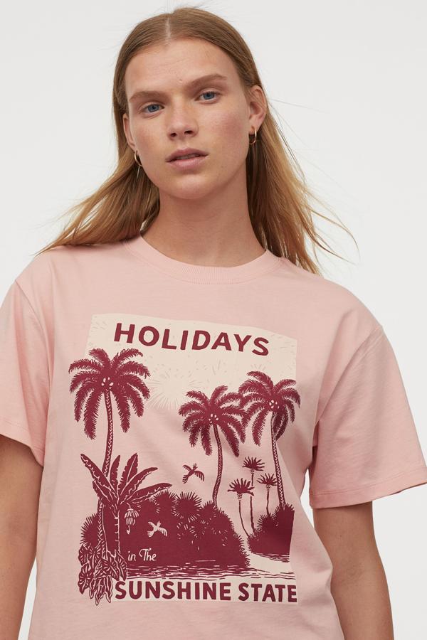 Camiseta de algodón rosa con paisaje, de Desmond & Dempsey para H&M (9,99 euros).