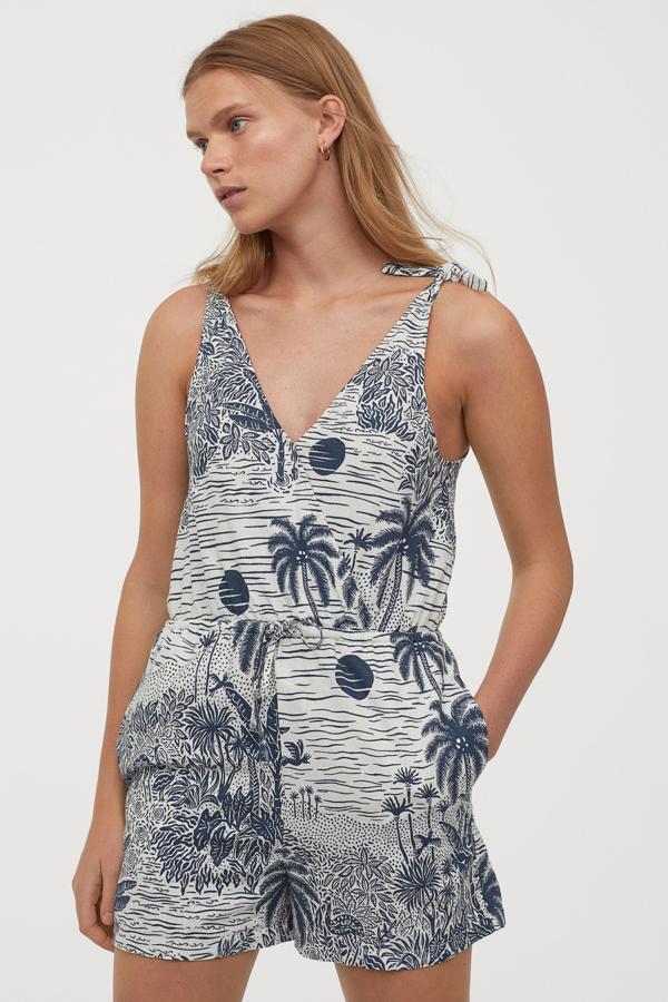 Si te apetece un mono corto para ir a la playa, este tiene el estampado de verano perfecto. Pertenece a la colección de Desmond & Dempsey para H&M (29,99 euros).