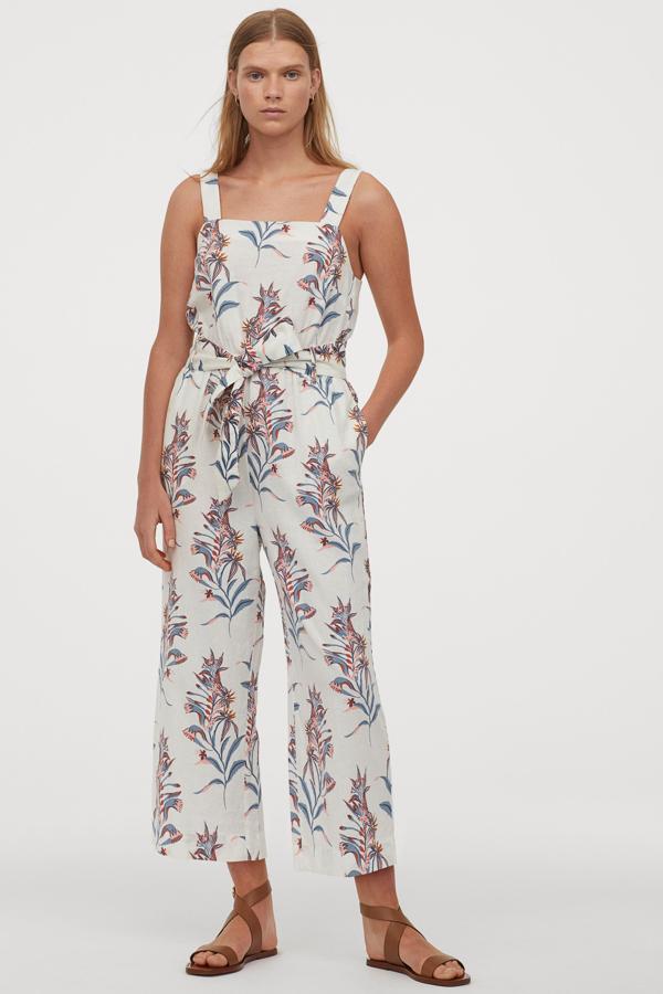 Mono de tirantes con estampado de flores, de la colección Desmond & Dempsey para H&M (39,99 euros).