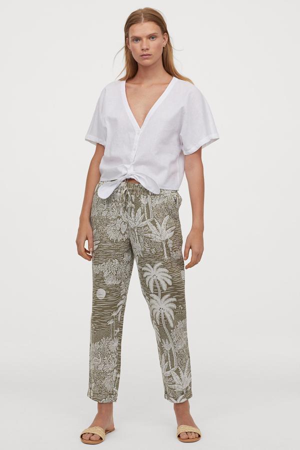 Pantalones cómodos, con goma en la cintura y cordón ajustable, de la colección de verano de Desmond & Dempsey para H&M (29,99 euros).