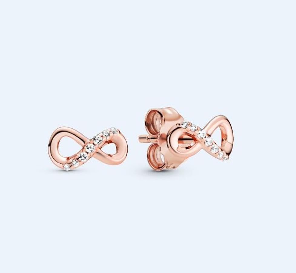 En Pandora lo tienen claro: el amor hacia una madre es infinito. Demuéstraselo con estos pendientes de la firma en dorado rosé con, precisamente, el símbolo eterno.