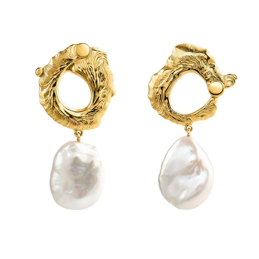 Si tu madre es de la que presta atención a los detalles y a las que le gustan los regalos elegidos con gusto y mucho amor, en Aristocrazy tienes piezas ideales y especiales, como estos pendientes de plata bañada en oro con perlas. Le van a chiflar.