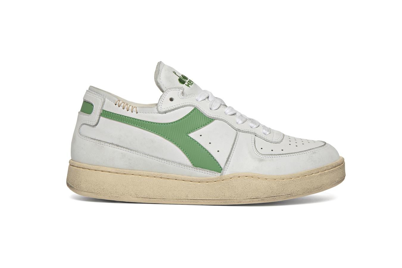 Son de inspiración retro, como las que llevaba ella cuando era joven. ¿Y si le traemos de vuelta sus años de juventud con este modelo de zapatillas de Diadora? Este pertenece a la colección Heritage y también está disponible en formato abotinado.