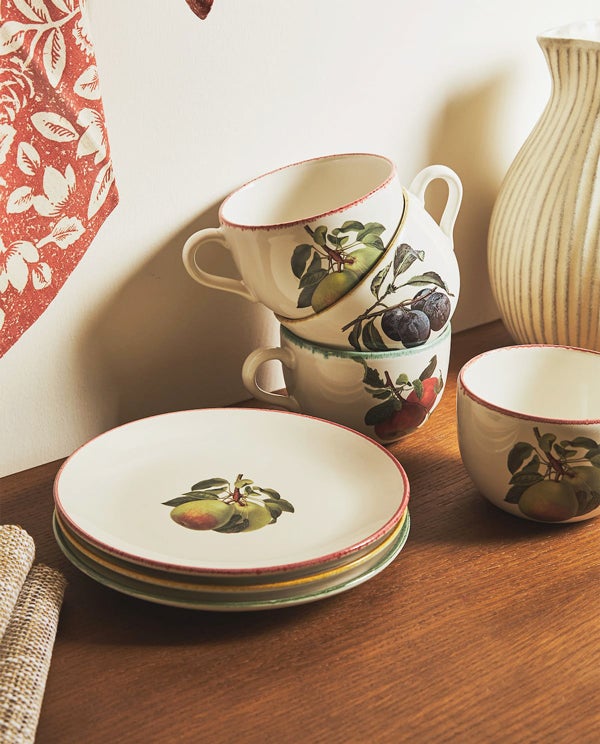Tazones y platos de grés con dibujo de frutas (7,99 € cada uno), de Zara Home.