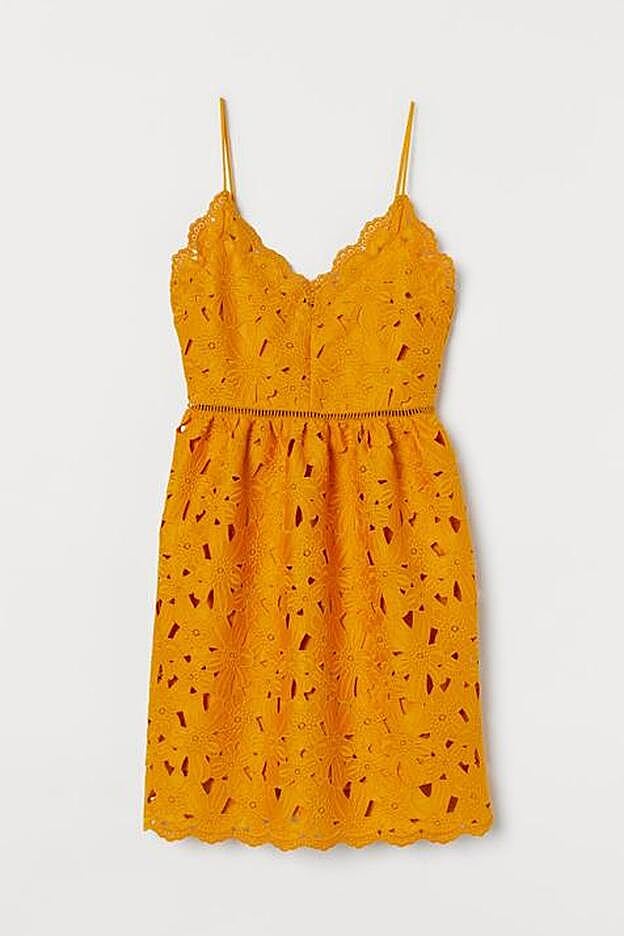 Un vestido corto en el color más vibrante de la tendencia, el naranja.