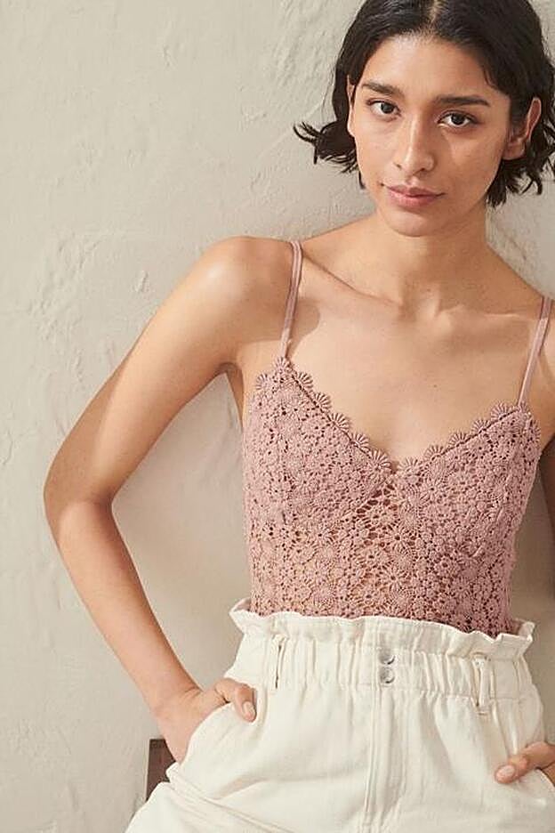 Precioso body de encaje con efecto ganchillo que H&M tiene en negro y crema.