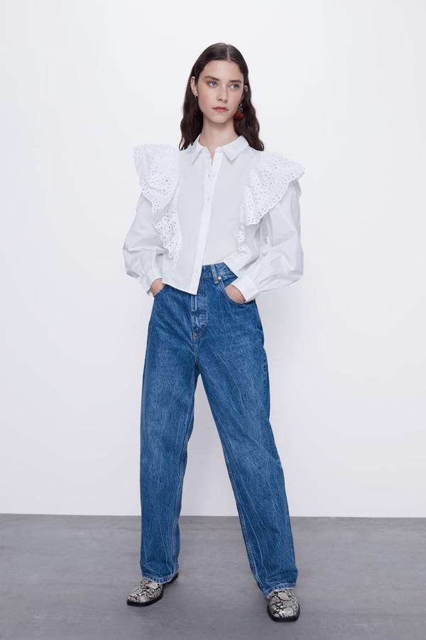 Blanca y con los volantes bordados, de Zara (12,99 euros).