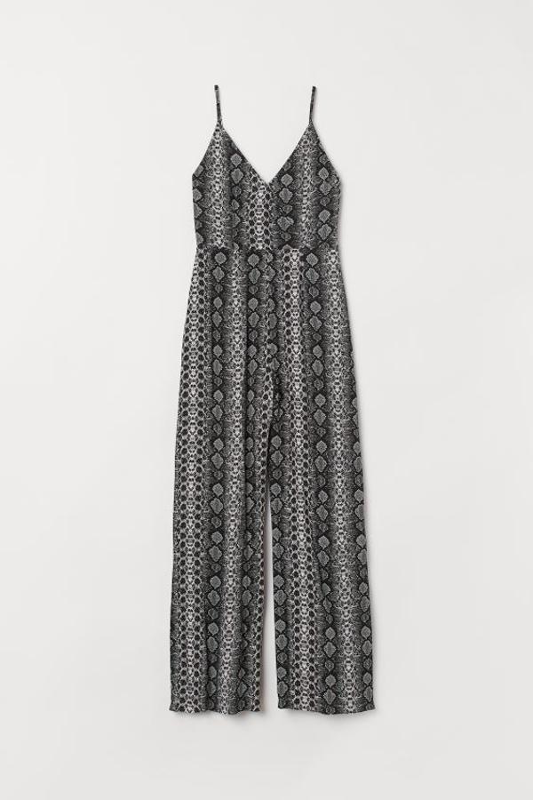 Es uno de los estampados tendencia que nunca pasan de moda, pero vamos a tener que esperar a que regrese, porque este mono largo en estampado de serpiente de H&m se ha agotado ya. Costaba 29,99 euros y ahora podemos comprarlo por 11,99 euros. Si vuelve, claro.