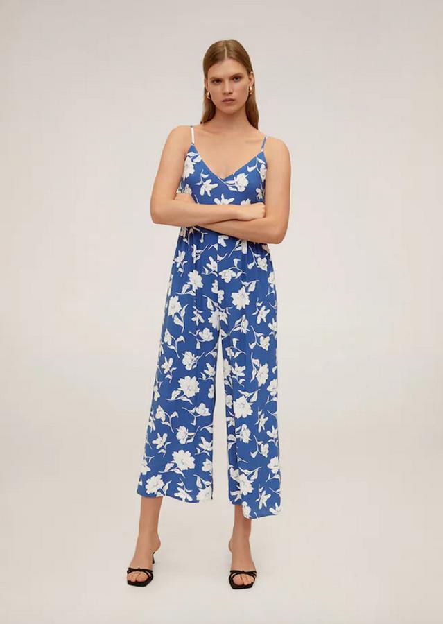 Entre las propuestas de Mango está este mono azul de Mango confeccionado en tejido fluido y con un bonito estampado floral a contraste. De 29,99 euros ha pasado a costar 15,99 euros y está disponible en las tallas S y M.