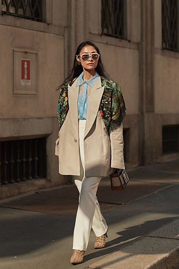 El pañuelo sobre los hombros a modo de capa que actualiza la chaqueta.