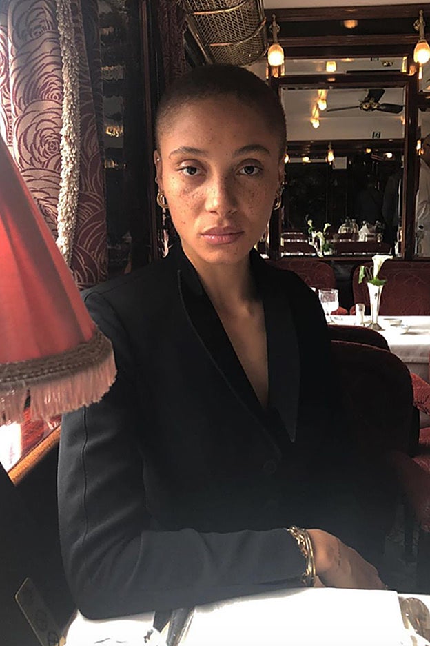 La supermodelo Adwoa Aboah ha convertido su look rapado en seña de identidad.