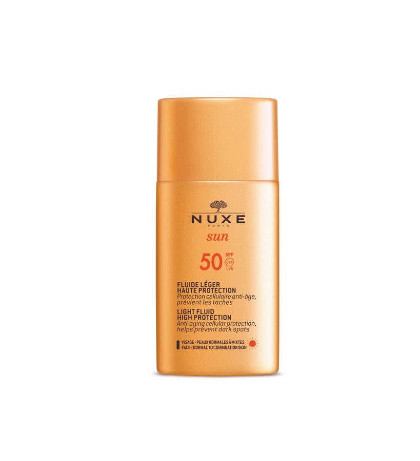 su formato pocket permite tenerlo a mano siempre que haya sol. Su fórmula incorpora una bolita que, al agitar el producto, lo fluidifica al instante. Perfecto para pieles normales y mixtas, proporciona un acabado satinado y deja un ligero aroma a tiaré y vainilla.  Sun Fluido Ligero SPF50 de Nuxe  (21,75 €).